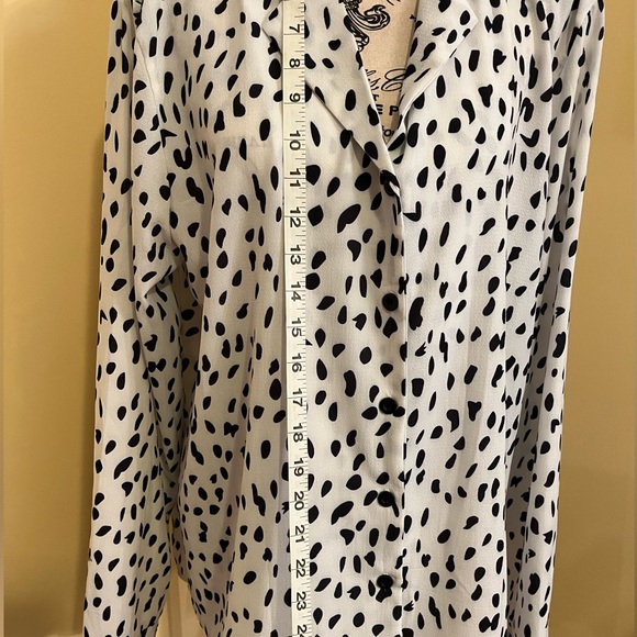 LADIES V-NECK LEOPARD PRINT BLOUSE SIZE LARGE - Picture 2 of 11